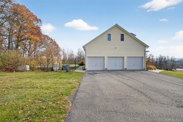 106 Fox Hill Run, Rock Tavern, NY 12575