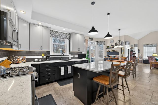 106 Fox Hill Run, Rock Tavern, NY 12575