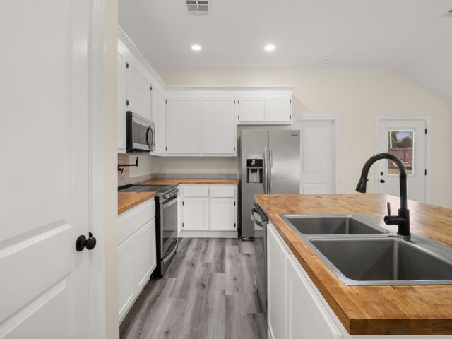 1004 S 9th. St., Leesville, LA 71446