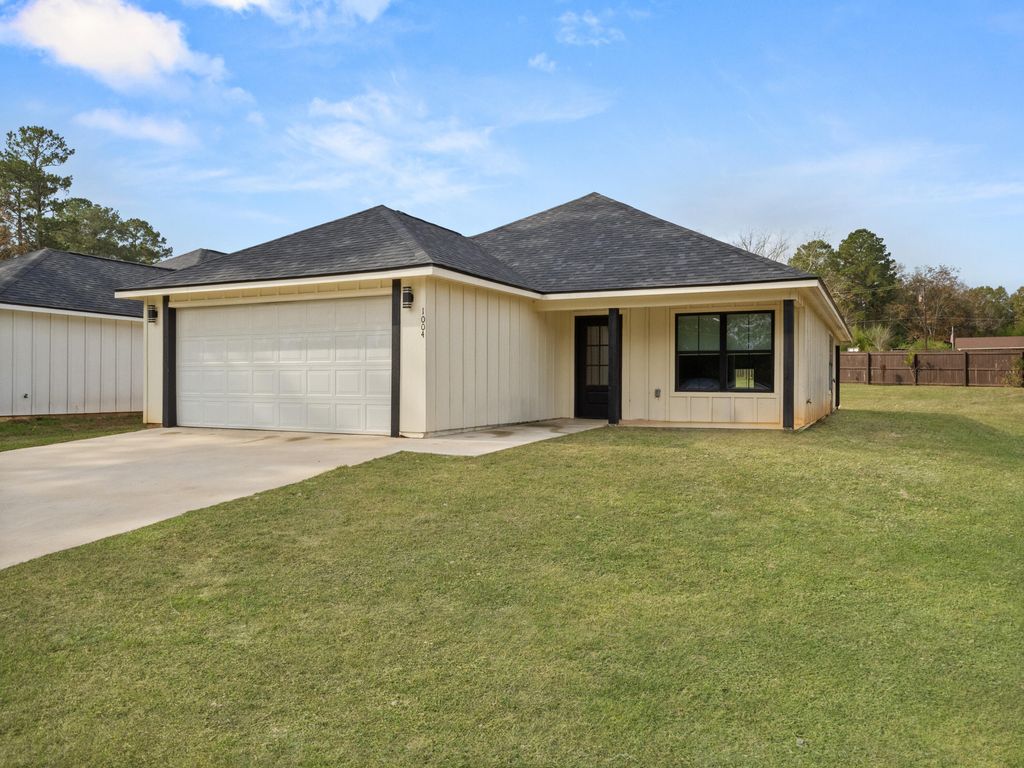 1004 S 9th. St., Leesville, LA 71446
