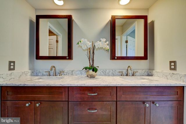 8 BRADFORD CT, Princeton Junction, NJ 08550