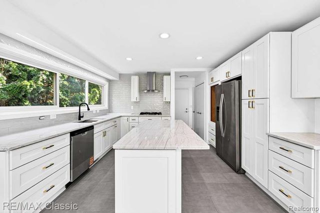 30779 Country Ridge Circle, Farmington Hills, MI 48331