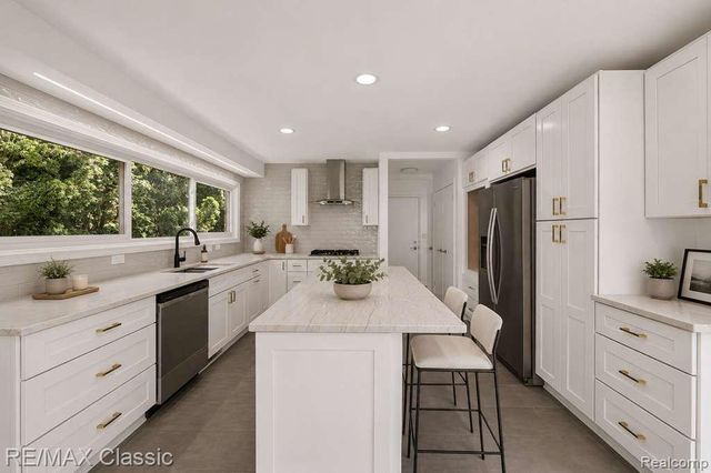 30779 Country Ridge Circle, Farmington Hills, MI 48331