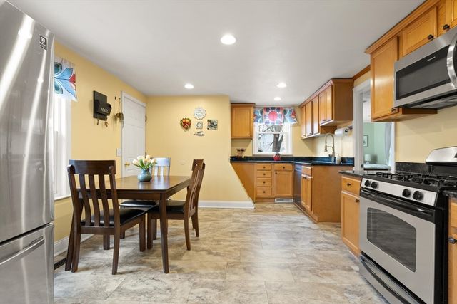 64 Bradstreet Ave, Lowell, MA 01851