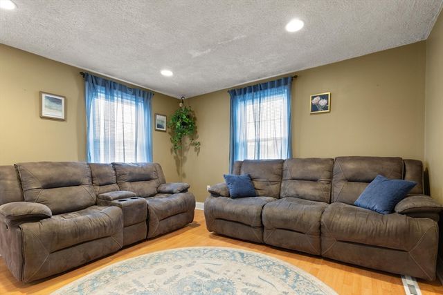 64 Bradstreet Ave, Lowell, MA 01851