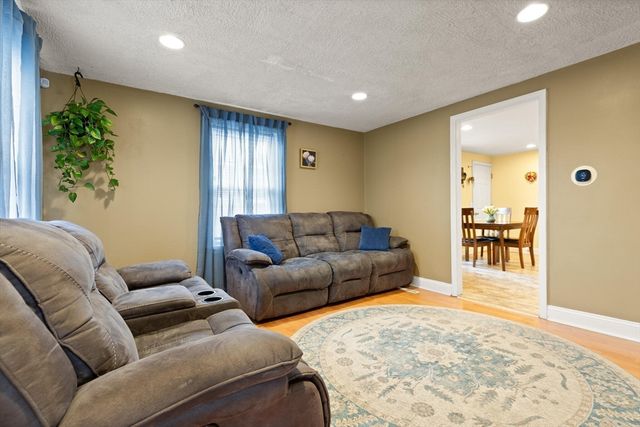 64 Bradstreet Ave, Lowell, MA 01851