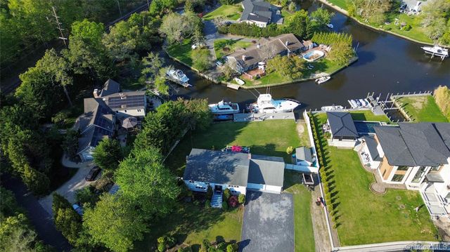 24 Biltmore Avenue Extension, Oakdale, NY 11769