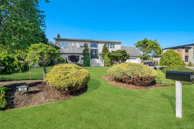 24 Biltmore Avenue Extension, Oakdale, NY 11769
