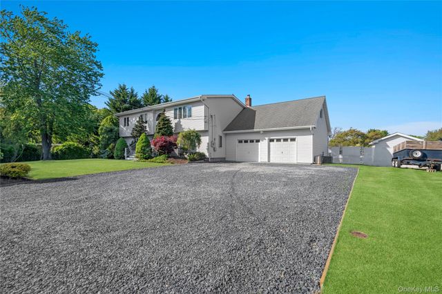 24 Biltmore Avenue Extension, Oakdale, NY 11769