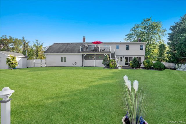 24 Biltmore Avenue Extension, Oakdale, NY 11769