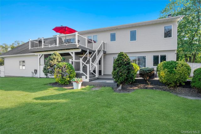 24 Biltmore Avenue Extension, Oakdale, NY 11769