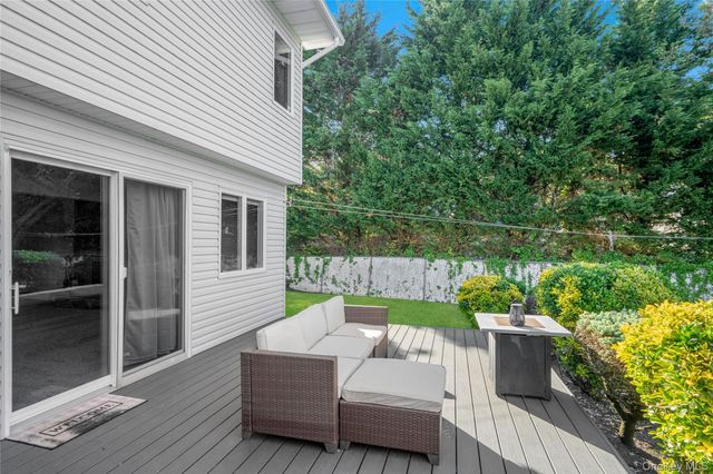 24 Biltmore Avenue Extension, Oakdale, NY 11769