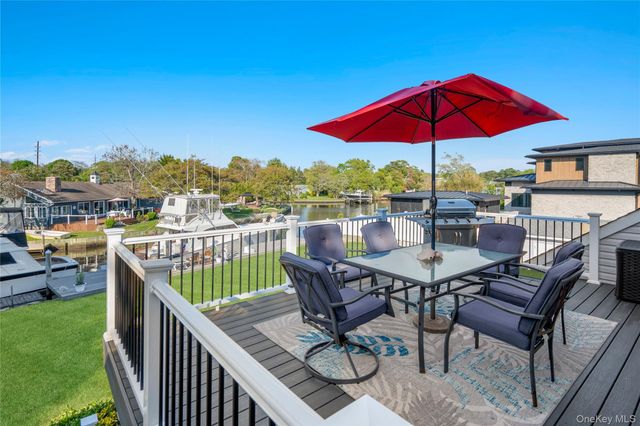 24 Biltmore Avenue Extension, Oakdale, NY 11769