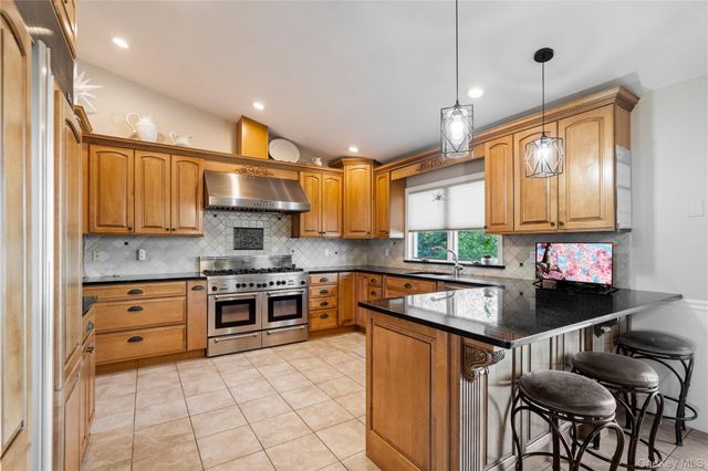 24 Biltmore Avenue Extension, Oakdale, NY 11769