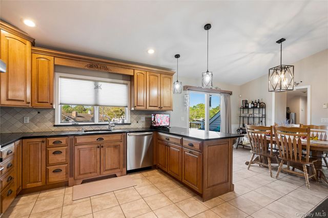 24 Biltmore Avenue Extension, Oakdale, NY 11769