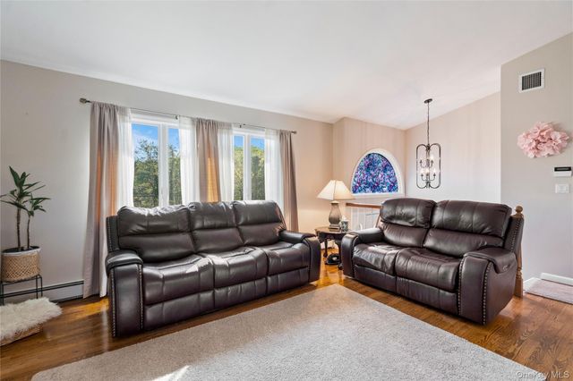 24 Biltmore Avenue Extension, Oakdale, NY 11769