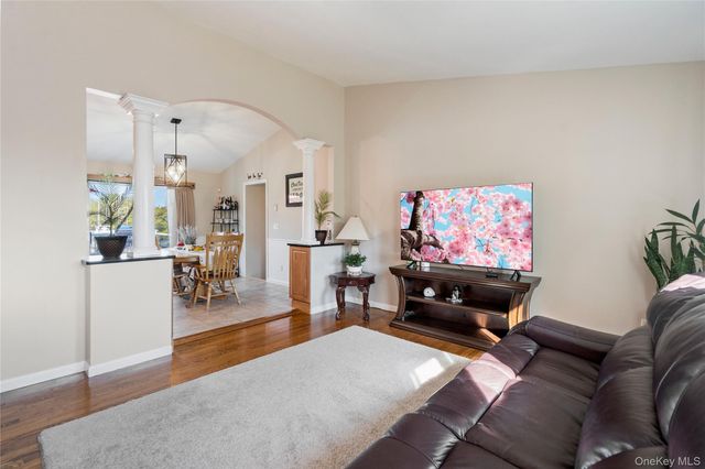 24 Biltmore Avenue Extension, Oakdale, NY 11769