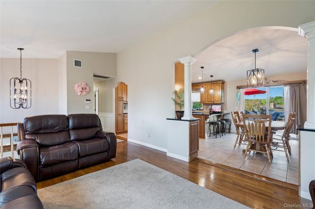 24 Biltmore Avenue Extension, Oakdale, NY 11769