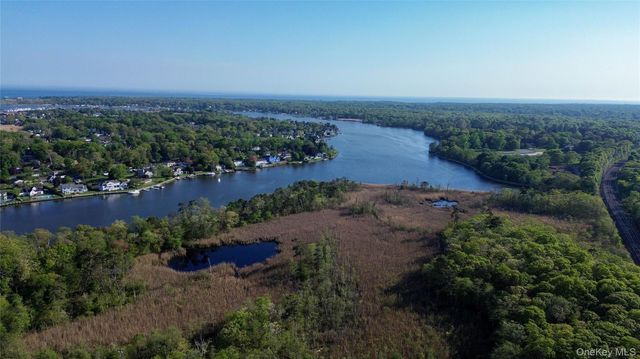 24 Biltmore Avenue Extension, Oakdale, NY 11769