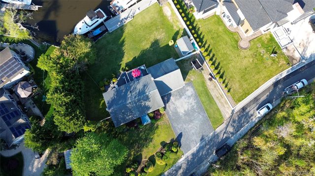24 Biltmore Avenue Extension, Oakdale, NY 11769