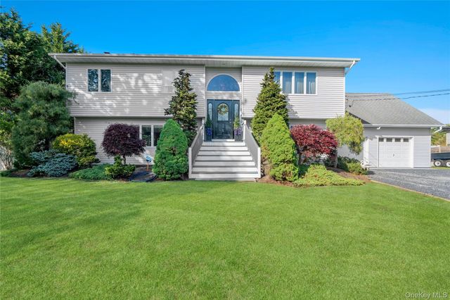 24 Biltmore Avenue Extension, Oakdale, NY 11769