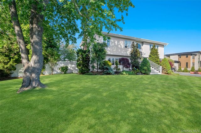 24 Biltmore Avenue Extension, Oakdale, NY 11769