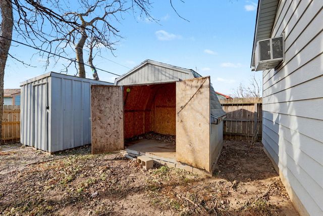2869 S Mosley St, Wichita, KS 67216