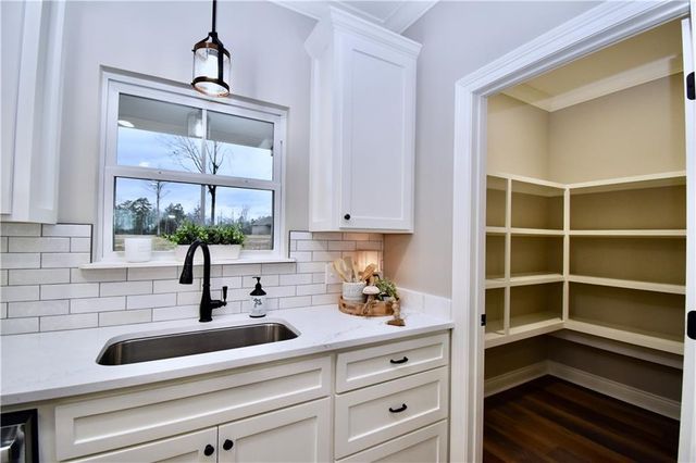 422 SOPHIE Lane, Pineville, LA 71423