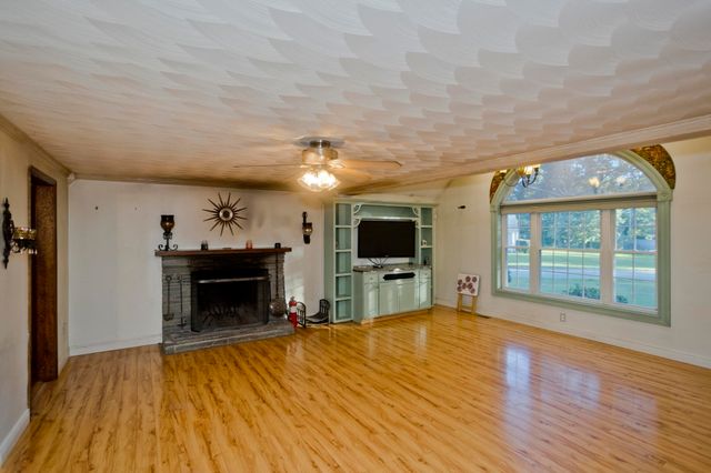 42 Glenn Dr, Wilbraham, MA 01095