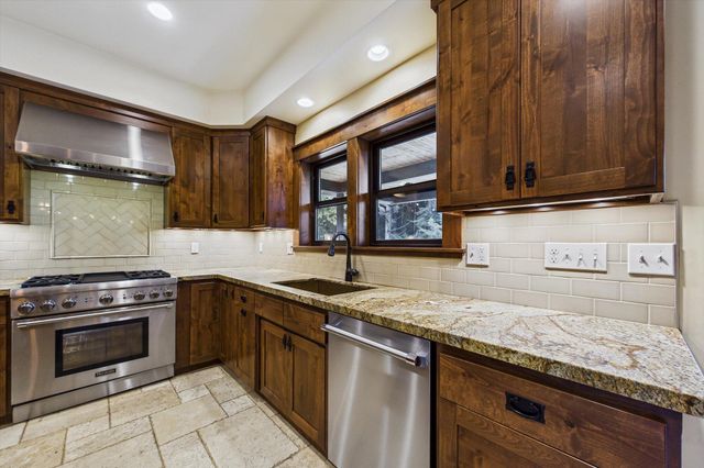 100 Antrim Lane, Bayside South, CA 95524