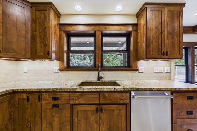 100 Antrim Lane, Bayside South, CA 95524