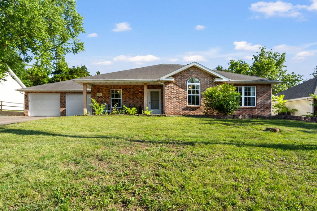 4704 ST CHARLES RD, Columbia, MO 65201