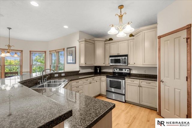 8630 Oakmont Drive, Lincoln, NE 68526