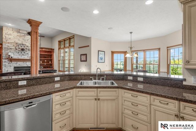 8630 Oakmont Drive, Lincoln, NE 68526