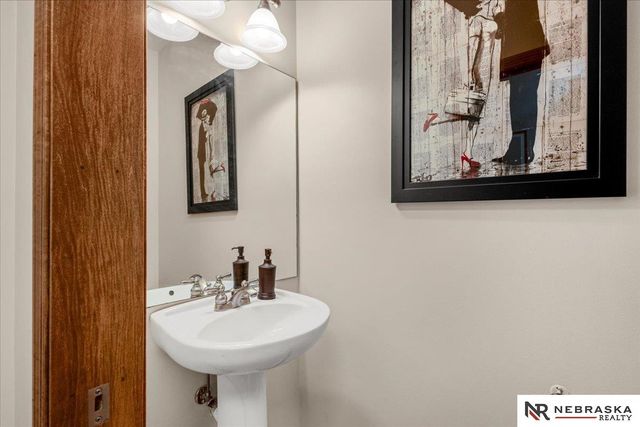 8630 Oakmont Drive, Lincoln, NE 68526