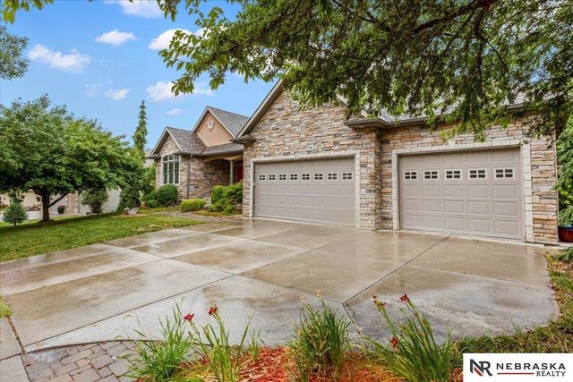 8630 Oakmont Drive, Lincoln, NE 68526
