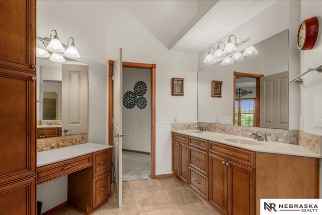 8630 Oakmont Drive, Lincoln, NE 68526