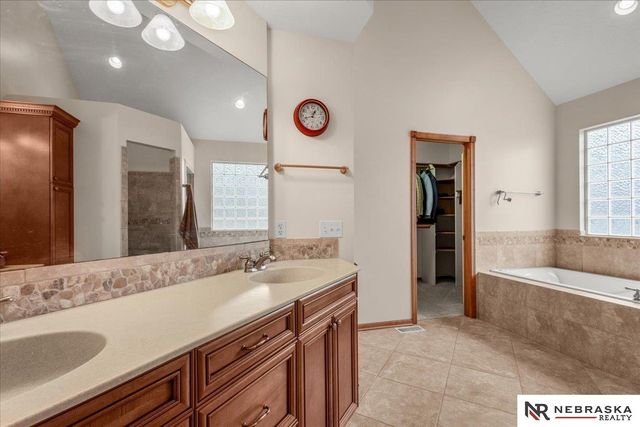 8630 Oakmont Drive, Lincoln, NE 68526