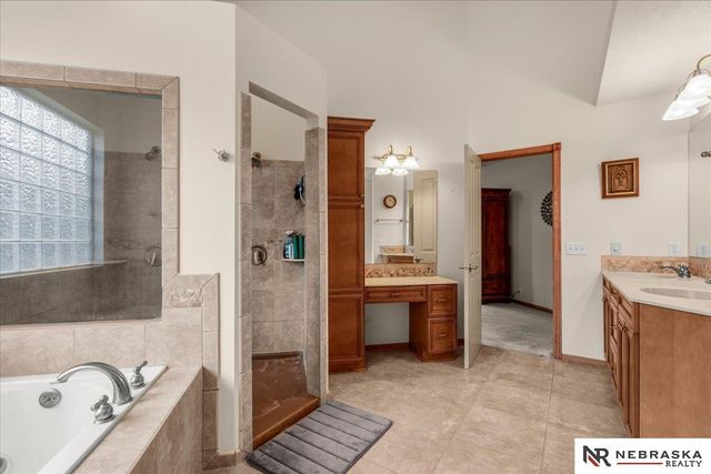 8630 Oakmont Drive, Lincoln, NE 68526