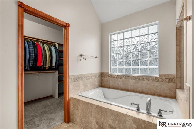 8630 Oakmont Drive, Lincoln, NE 68526