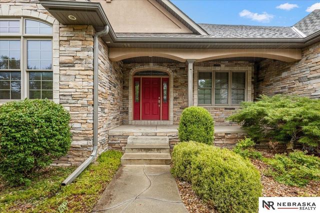 8630 Oakmont Drive, Lincoln, NE 68526