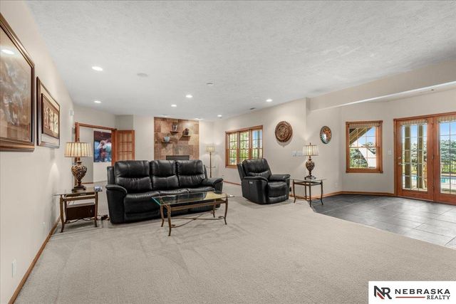 8630 Oakmont Drive, Lincoln, NE 68526