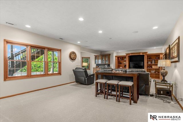 8630 Oakmont Drive, Lincoln, NE 68526