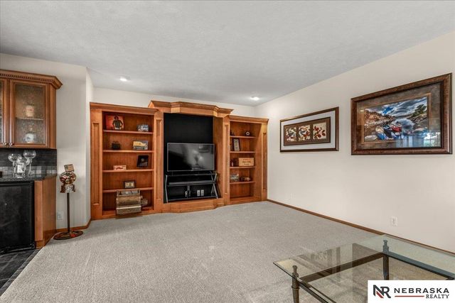 8630 Oakmont Drive, Lincoln, NE 68526