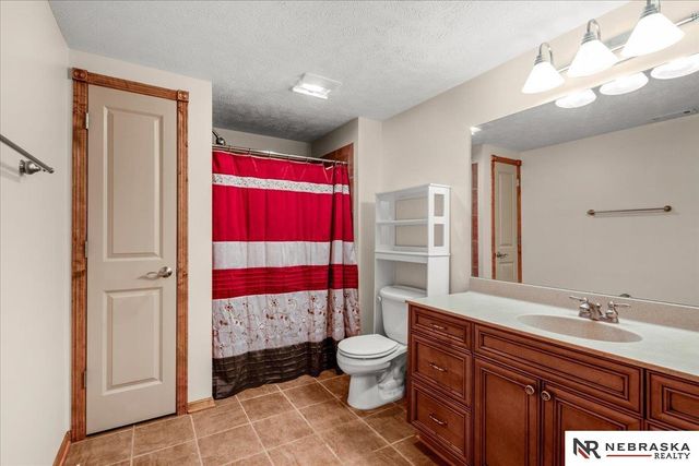 8630 Oakmont Drive, Lincoln, NE 68526