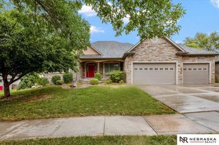 8630 Oakmont Drive, Lincoln, NE 68526