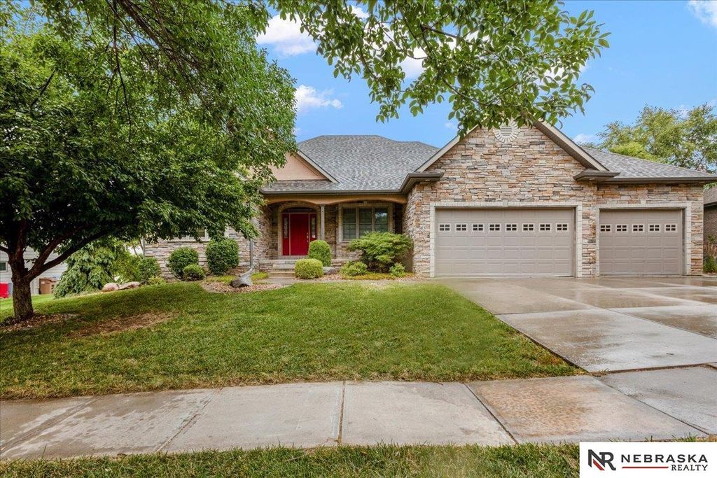 8630 Oakmont Drive, Lincoln, NE 68526