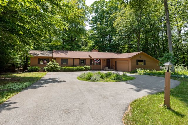 3862 N Trillium Drive, Leland, MI 49654