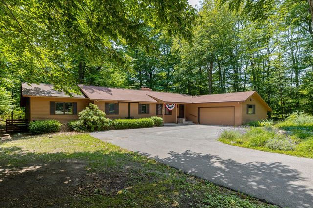 3862 N Trillium Drive, Leland, MI 49654