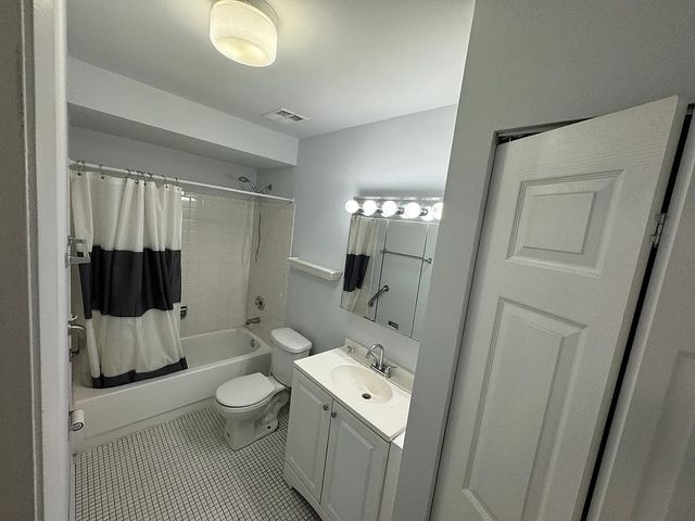 90 OLESEN Drive 101, Naperville, IL 60540